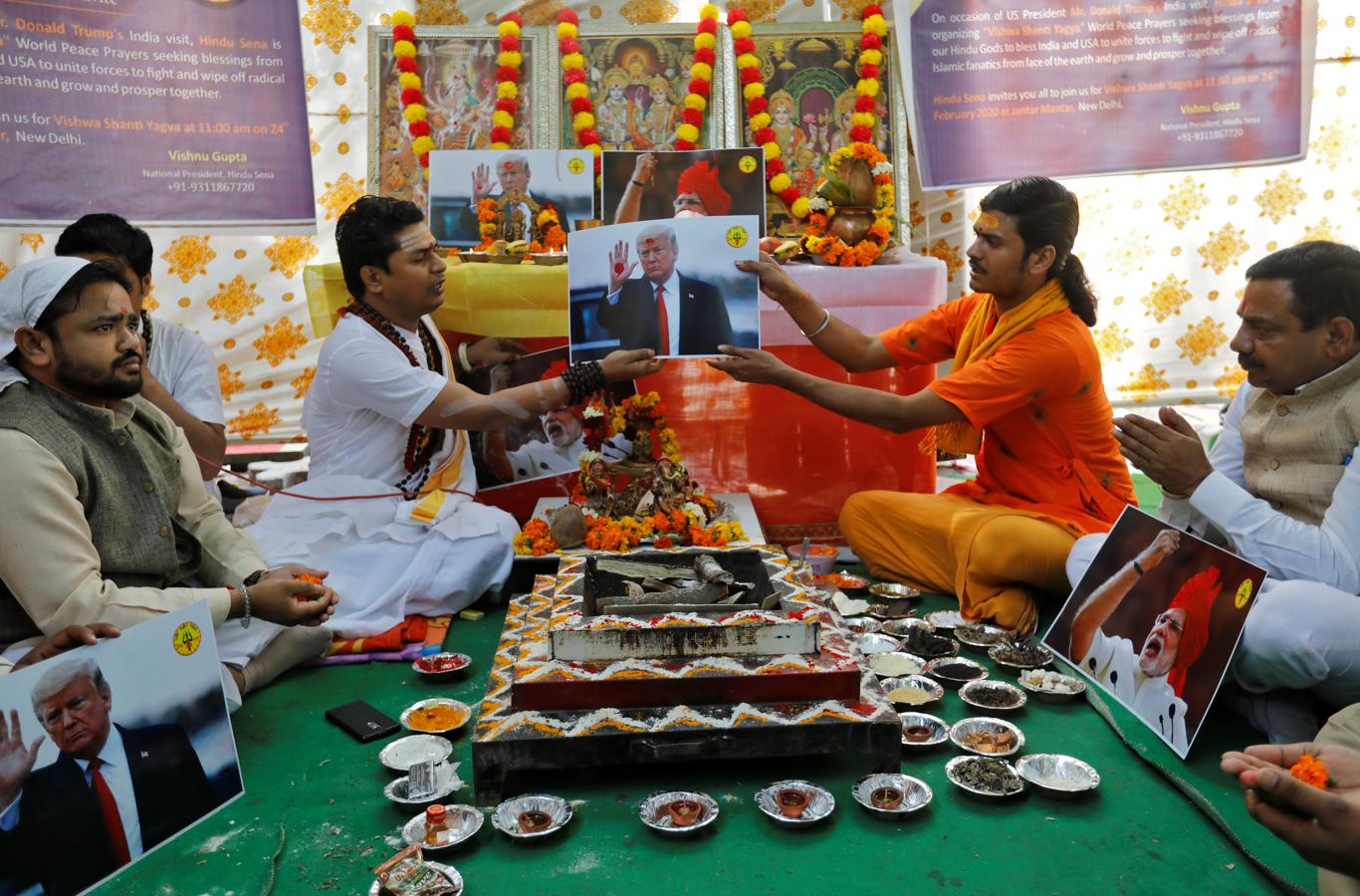 Un grupo hindú reza durante una ceremonia de oración organizada por Hindu Sena durante el recibimiento a Trump en la India. 