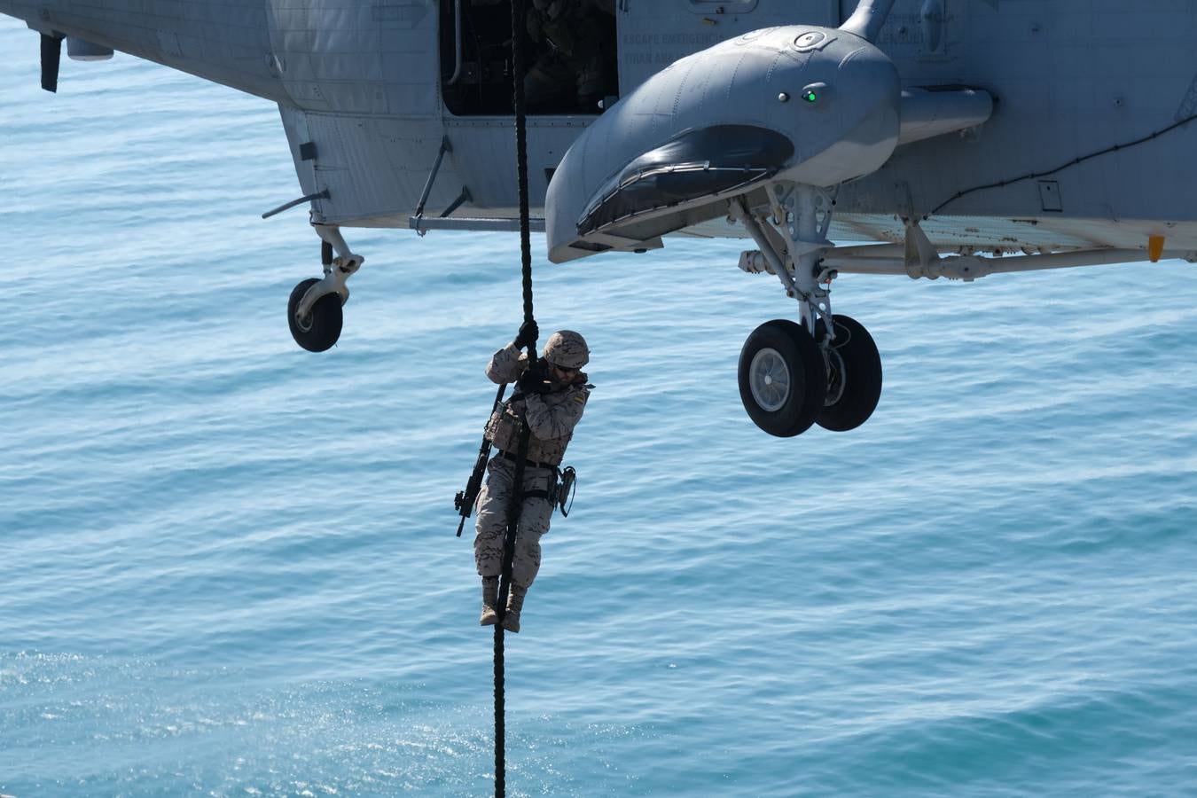 FOTOS: La ministra de Defensa participa en las maniobras Gruflex-20 en la Bahía de Cádiz