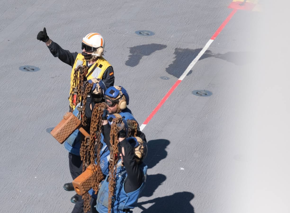 FOTOS: La ministra de Defensa participa en las maniobras Gruflex-20 en la Bahía de Cádiz