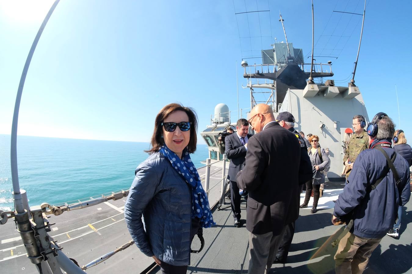 FOTOS: La ministra de Defensa participa en las maniobras Gruflex-20 en la Bahía de Cádiz