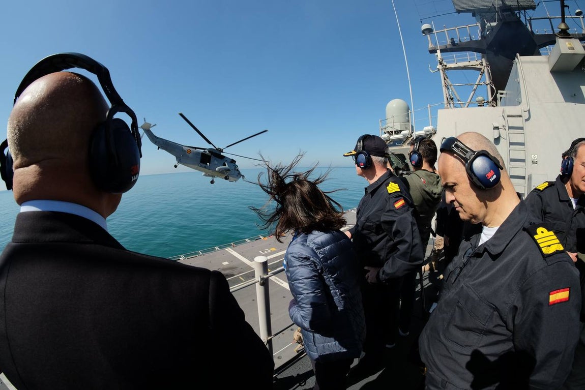 FOTOS: La ministra de Defensa participa en las maniobras Gruflex-20 en la Bahía de Cádiz