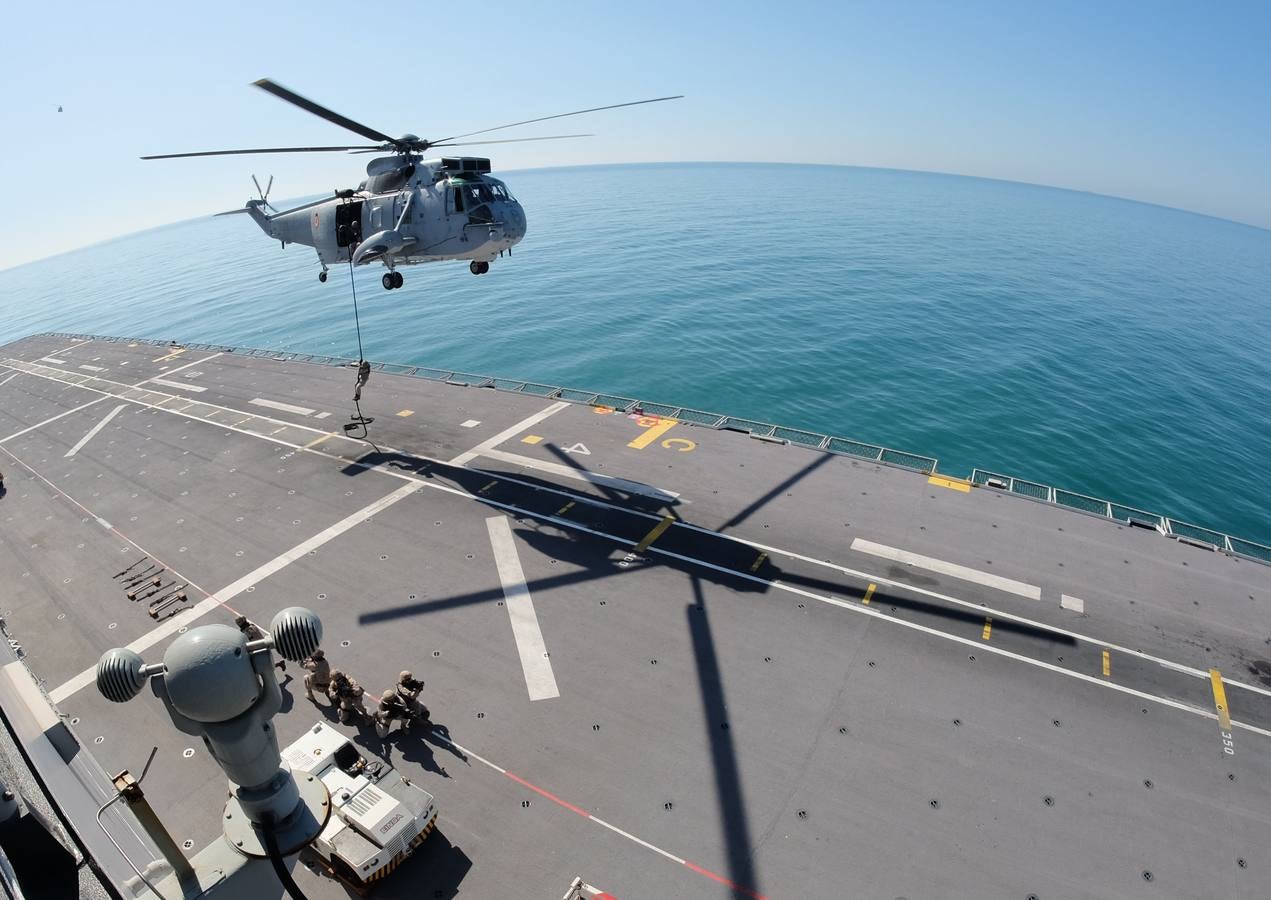 FOTOS: La ministra de Defensa participa en las maniobras Gruflex-20 en la Bahía de Cádiz