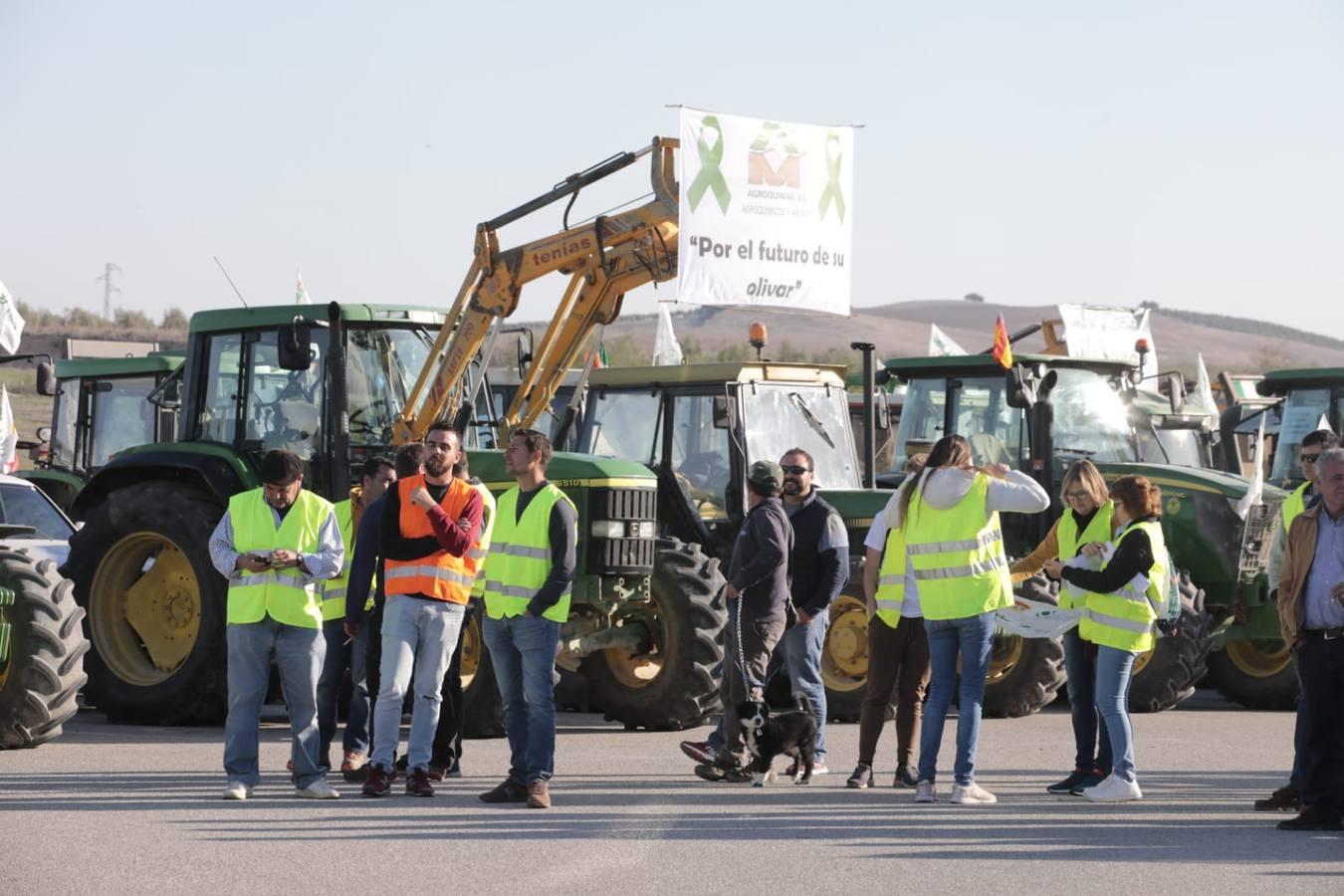 Las imágenes del corte de la autovía A-92 por las tractoradas en Sevilla