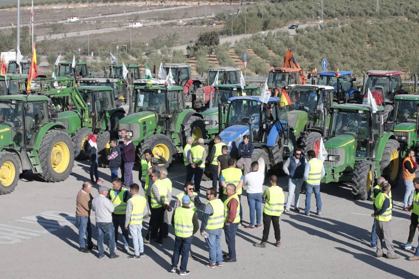 Las imágenes del corte de la autovía A-92 por las tractoradas en Sevilla