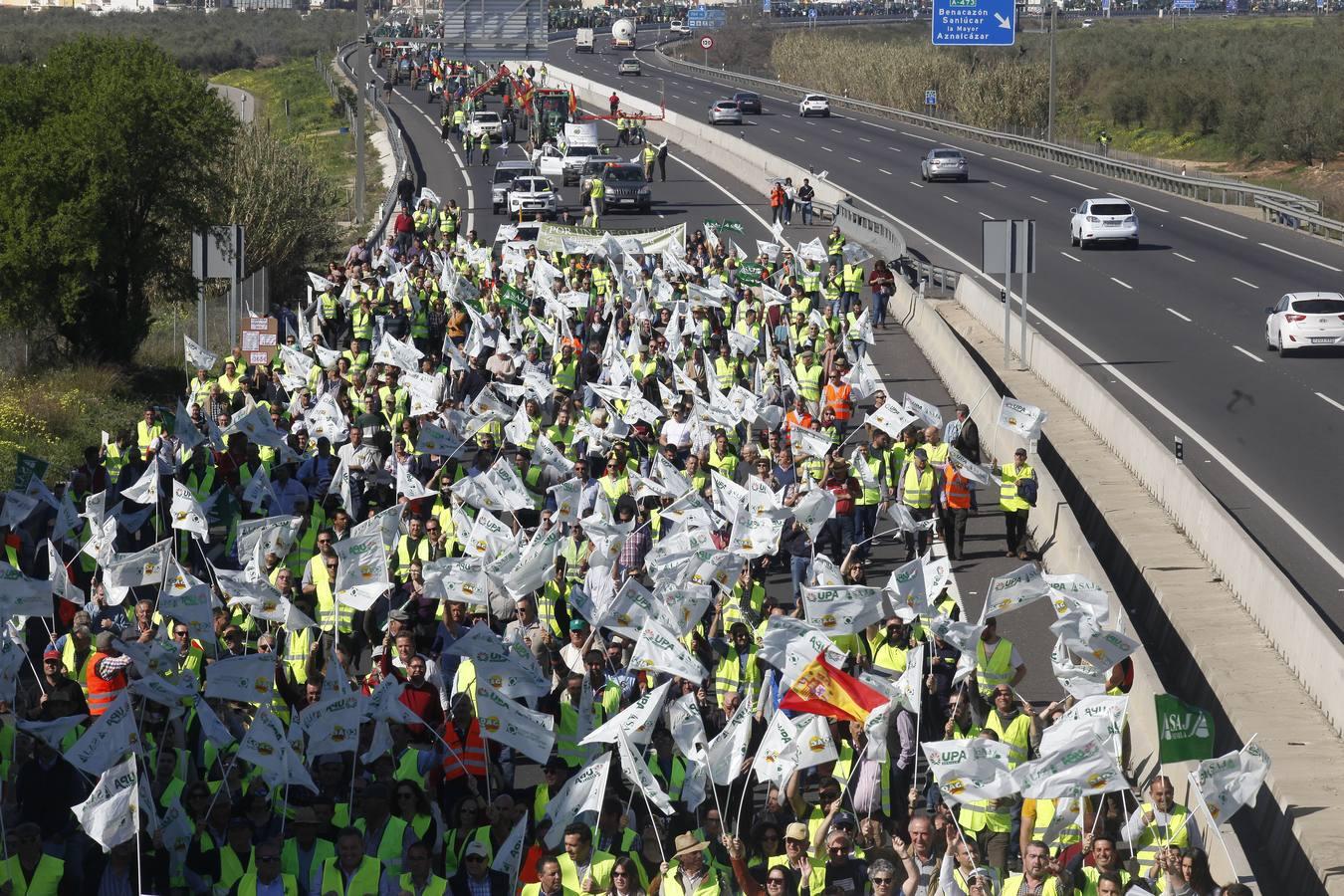 La tractorada corta la autovía que une Sevilla y Huelva, la A-49, en imágenes