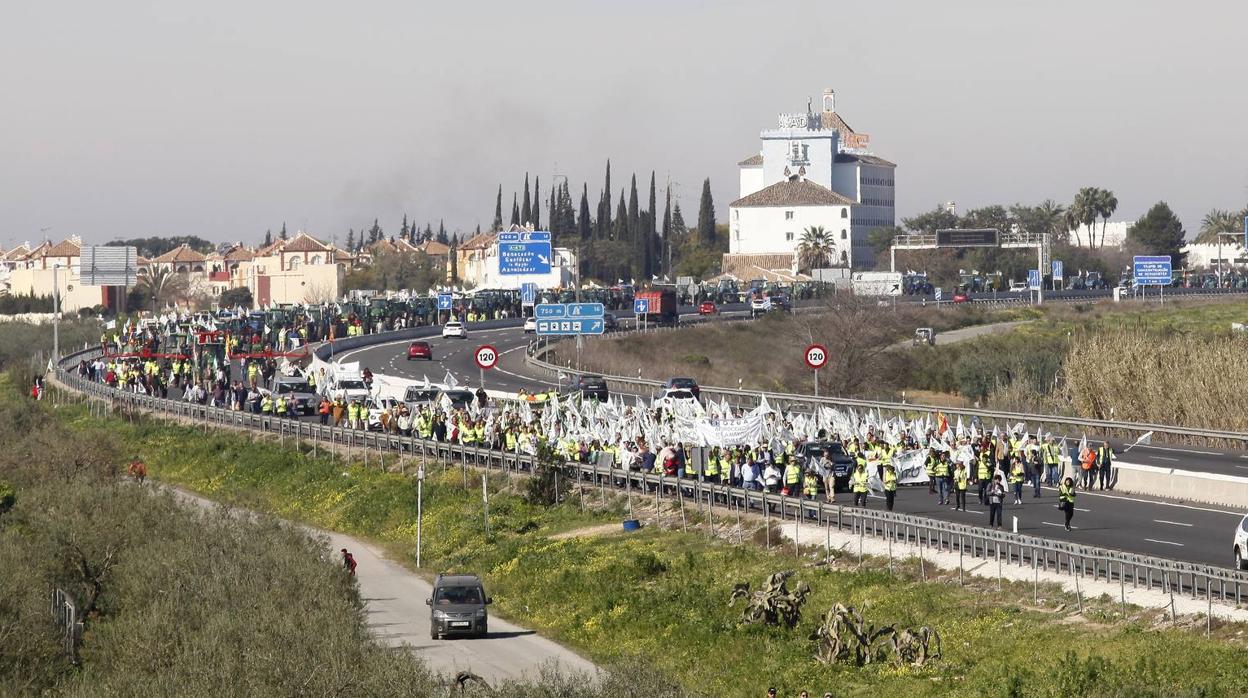 La tractorada corta la autovía que une Sevilla y Huelva, la A-49, en imágenes