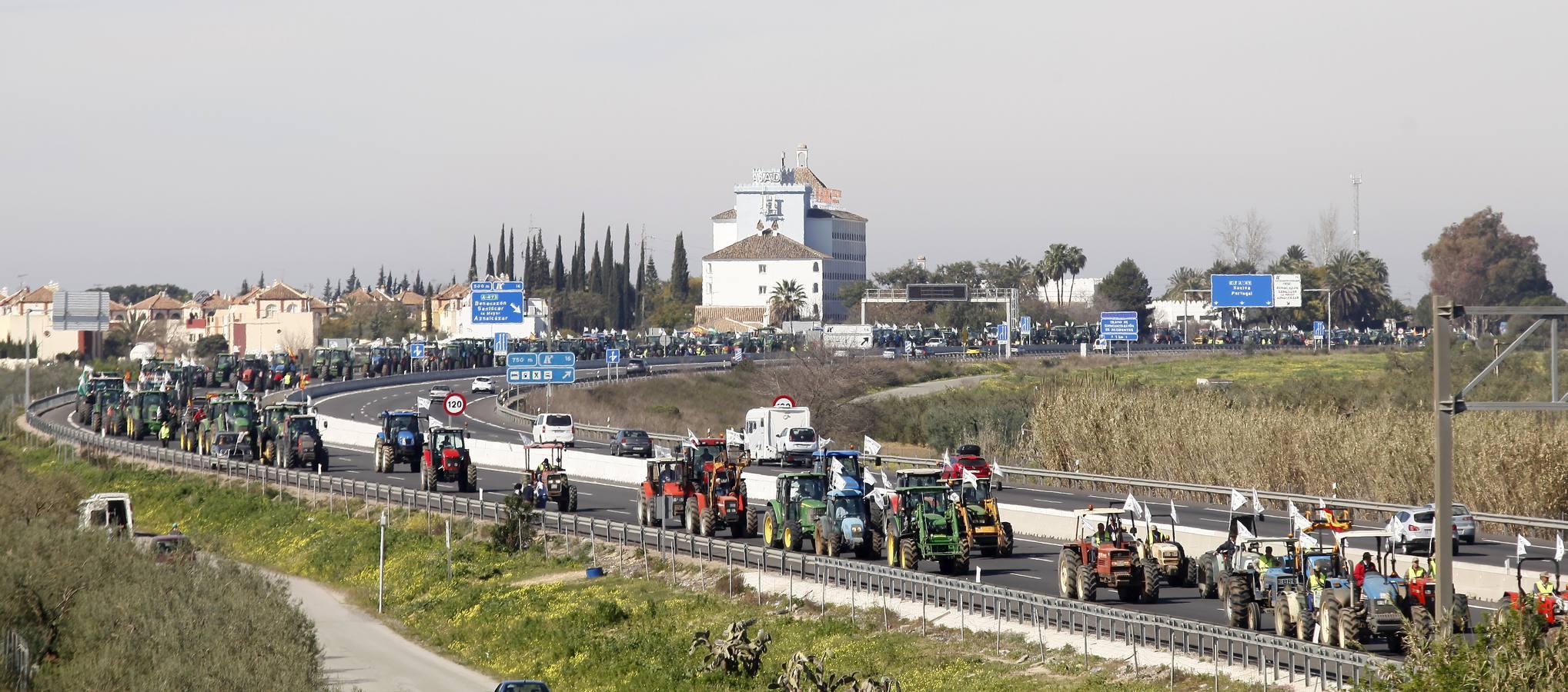 La tractorada corta la autovía que une Sevilla y Huelva, la A-49, en imágenes