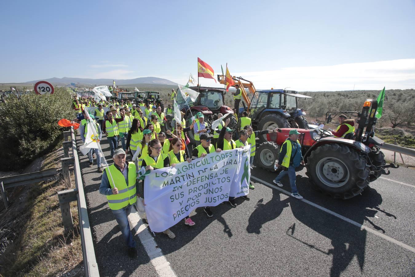 Las imágenes del corte de la autovía A-92 por las tractoradas en Sevilla