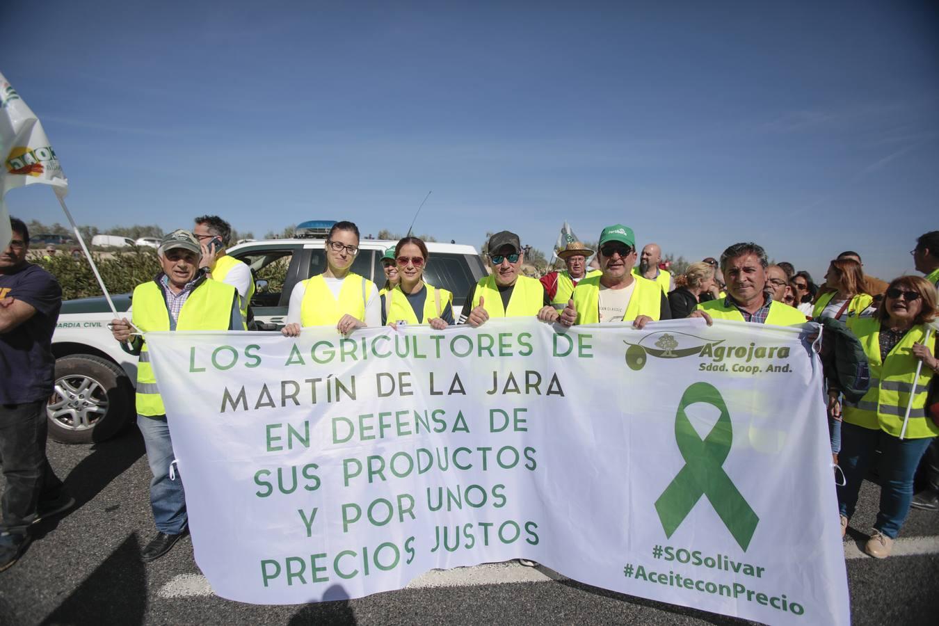 Las imágenes del corte de la autovía A-92 por las tractoradas en Sevilla