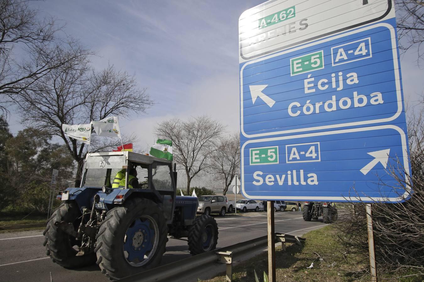 En imágenes, la tractorada de agricultores en la autovía A-4