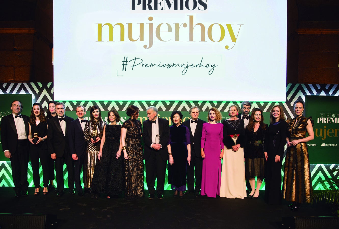 Foto de familia. Juan Luis Aguirrezábal, director de Publicidad, Marca y Patrocinio de Iberdrola; las jugadoras de balonmano Silvia Arderius y Mercedes Castellanos; Iñaki Arechabaleta, presidente de Taller de Editores; Baptista Beau, director general de Lancôme; la actriz Paz Vega; Laura Ruiz de Galarreta, directora de Taller de Editores; Isabel Díaz Ayuso, presidenta de la Comunidad de Madrid; el cardiólogo Valentín Fuster; Isabel Celaá, ministra de Educación y Formación Profesional; Ignacio Ybarra, presidente de Vocento; Meritxell Batet, presidenta del Congreso de los Diputados; Elena Ochoa Foster, fundadora y directora general de Ivorypress; Luis Enríquez, consejero delegado de Vocento; Elena Gris, directora de Marketing de Hyundai Motor España; Lourdes Garzón, directora de Mujerhoy, y Aitana Sánchez-Gijón.