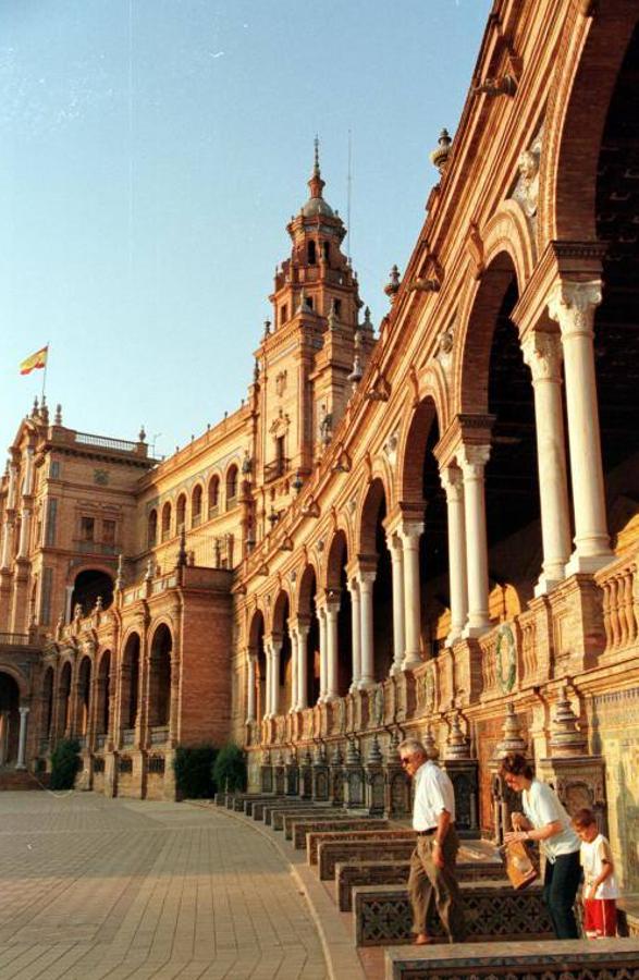 Plaza de España. La Plaza de España de Sevilla es un espacio majestuoso de la ciudad. Una construcción del arquitecto Aníbal González para la Exposición Iberoamericana de 1929. Las dimensiones hablan por sí solas: 50.000 metros cuadrados y 170 metros de diámetro. Es la quintaesencia de este referente de la arquitectura regionalista sevillana. Con la Plaza de España de Sevilla la intención de Aníbal González fue realizar un homenaje de España a América con su forma semi-elíptica. «Es el abrazo de España a sus antiguas colonias americanas».La Plaza de España también está unida a la saga de Star Wars. Aquí se rodó parte del ‘Episodio II. El ataque de los clones’. Es decir, la segunda entrega de la segunda trilogía de Star Wars. Los fans de la saga recordarán que este enclave fue el escenario de la historia de amor entre Anakin Skywalker y la princesa Amidala. Este lugar también ha sido escogido para rodar películas como ‘Lawrence de Arabia’ o ‘El dictador’.