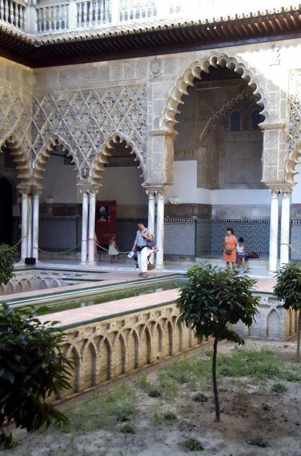 Real Alcázar de Sevilla. El Real Alcázar de Sevilla es el palacio real más antiguo de Europa, un espacio de gran belleza en el que la ciudad recibe a sus invitados ilustres. Sus casi nueve hectáreas se reparten entre jardines y estancias donde la joya de la corona es el palacio mudéjar que construyó el rey Pedro I El Cruel en el siglo XIV. Adosado a él, se sitúa otro palacio. El gótico, que es de una fecha anterior. Fue construido en la época de Alfonso X El Sabio. Se trata del segundo monumento más visitado de la capital andaluza. Ha sido residencia de numerosos reyes. Ya en el siglo XIV era la residencia de la corte española y se recibían en sus estancias a miembros de otras cortes. Los Reyes Católicos vivieron en el Alcázar de Sevilla y hasta tuvieron a un hijo.El Real Alcázar, que tiene 11 siglos de historia, ha sido la localización de muchas producciones audiovisuales, entre ellas la ya legendaria Juego de Tronos, donde se ubicaba la ciudad de Dorne.