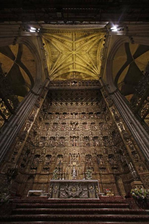 Catedral de Sevilla. Siete siglos de historia sostienen a la Catedral de Sevilla, el monumento más visitado de la ciudad. Esta antigua mezquita, que mandó construir Abú Yuqub Yusuf en el siglo XII y que el Rey Fernando III convirtió en Iglesia de Santa María y Catedral en el siglo XIII, es hoy en día el templo gótico más grande del mundo. Solo por verla merece la pena visitar la capital hispalense.Destacan la Giralda y el Patio de los Naranjos, que son herencia directa de su etapa como mezquita. También son imprescindibles admirar la Capilla Real, donde descansan numerosos monarcas, entre ellos el ya mencionado San Fernando, patrón de Sevilla y, por supuesto, el Retablo Mayor, una gigante obra de arte, elaborada en madera policromada. Por último recomendamos observar las diez puertas de las que dispone el edificio o la tumba de Cristóbal Colón. La Unesco declaró Patrimonio de la Humanidad en 1987 el conjunto formado por la Catedral, el Real Alcázar y el Archivo de Indias. En 2010 fue declarada Bien de Valor Universal Excepcional.