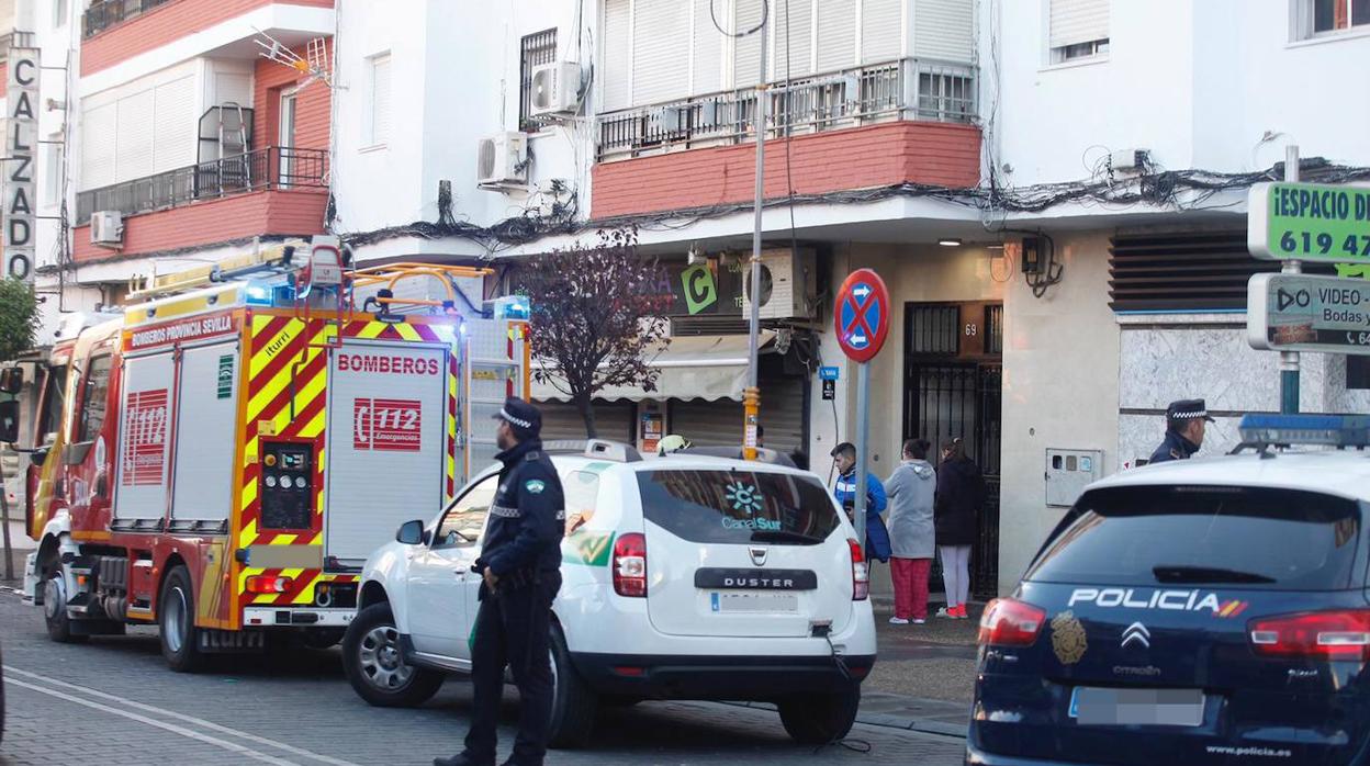 El bloque de viviendas desalojado en San Juan de Aznalfarache, en imágenes