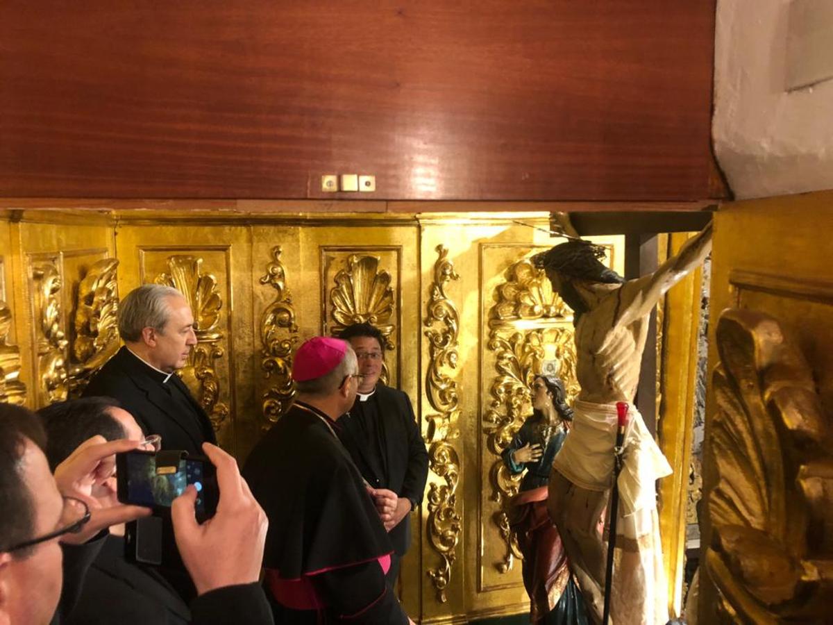 En el convento de las Madres Agustinas Recoletas, junto a la imagen del Cristo de las Misericordias. 