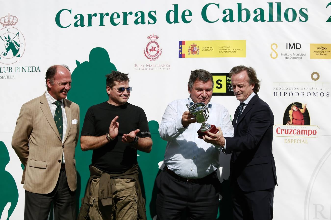 En imágenes, el inicio de las carreras de caballos de Pineda