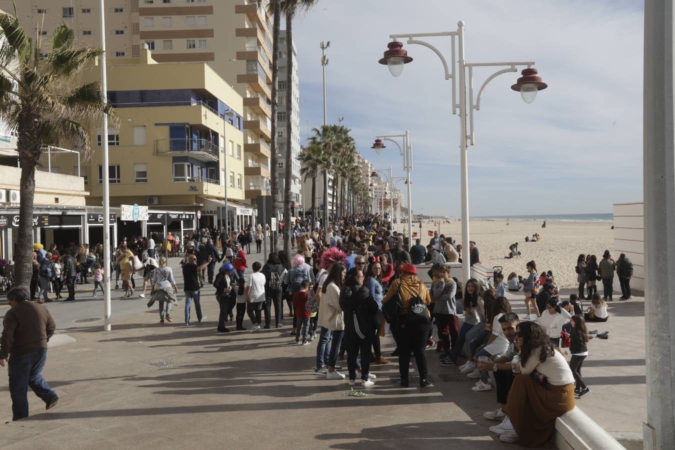 Batalla de coplas en el Paseo Marítimo