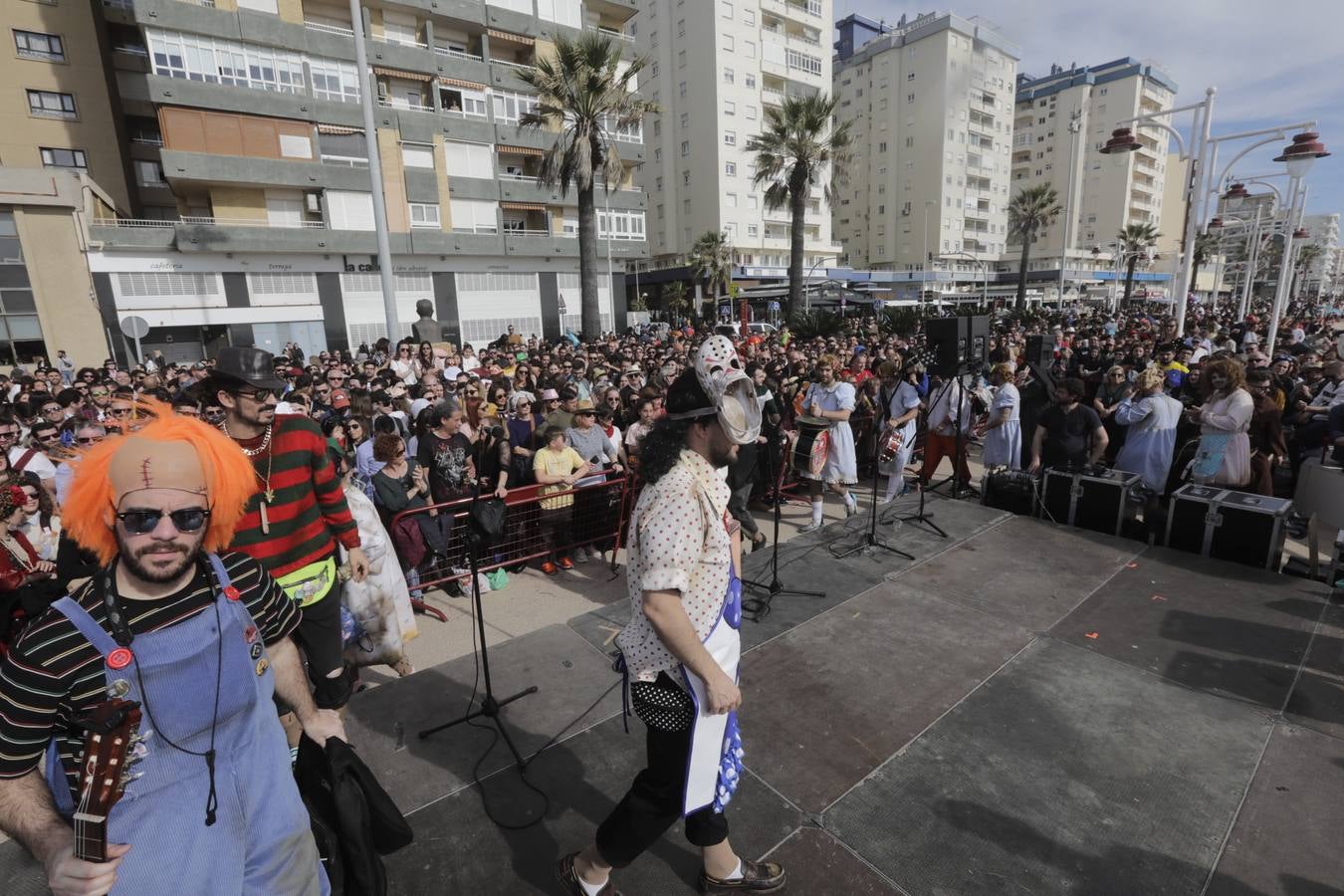 Batalla de coplas en el Paseo Marítimo