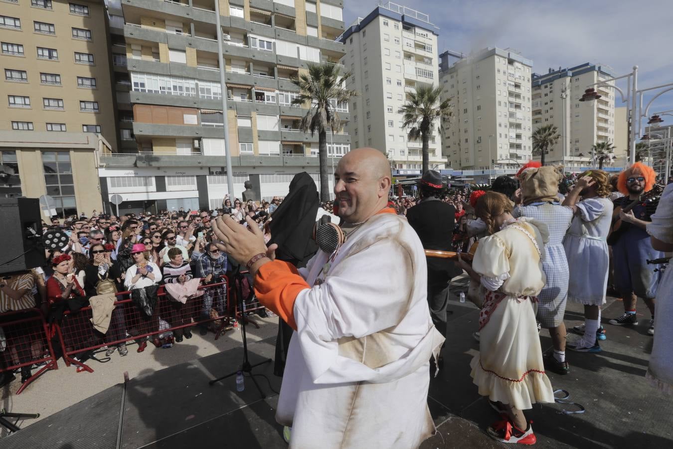 Batalla de coplas en el Paseo Marítimo