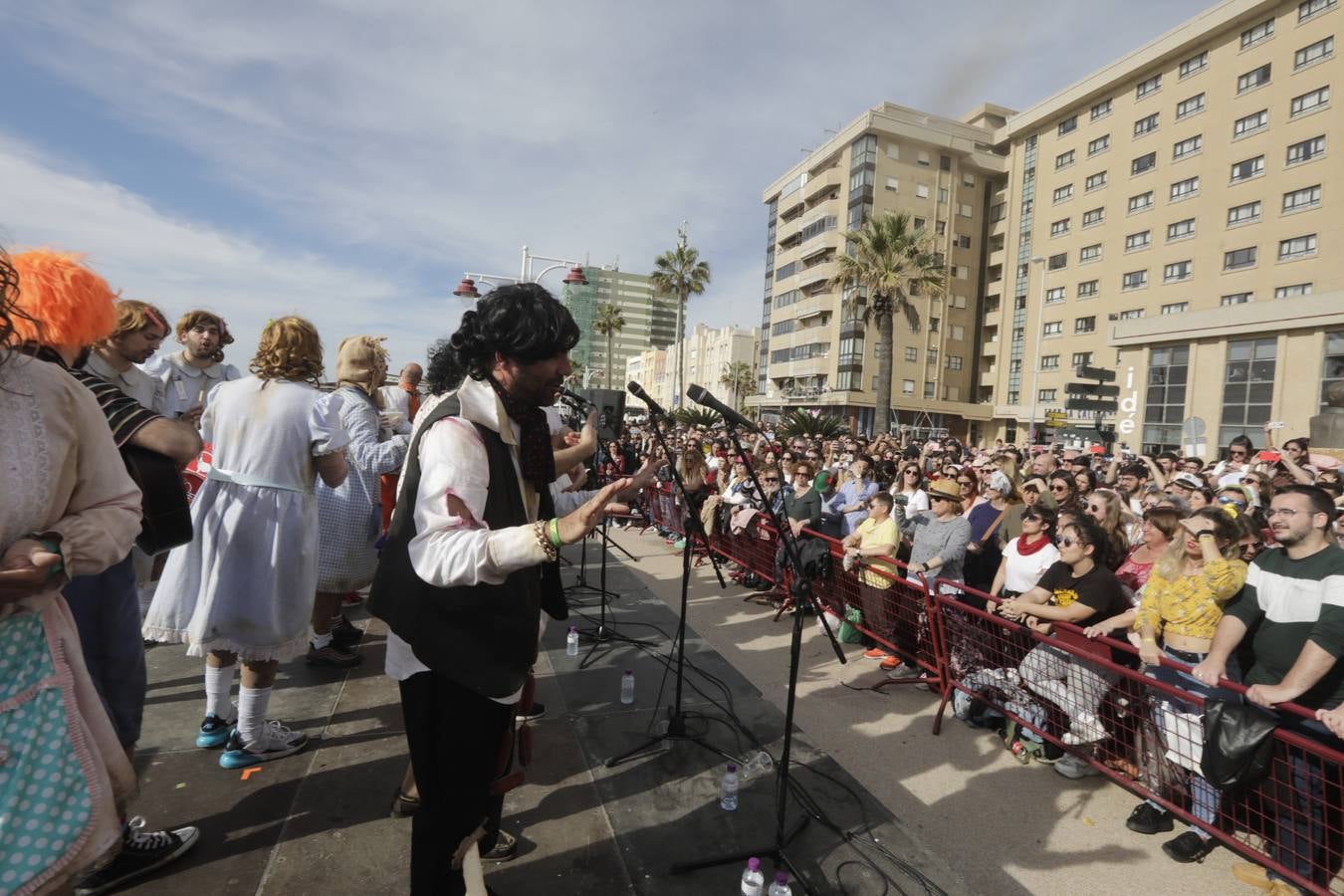 Batalla de coplas en el Paseo Marítimo