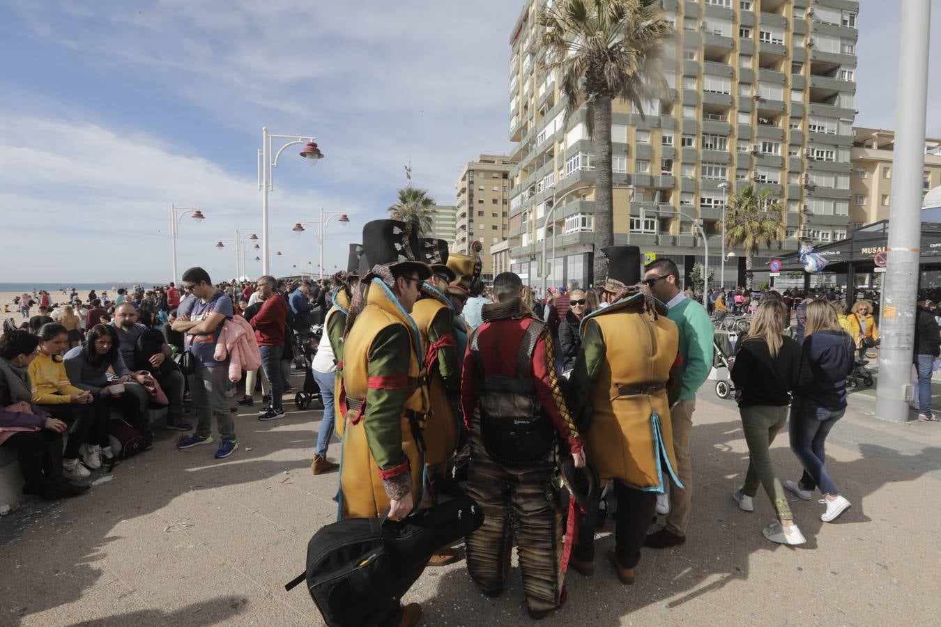 Batalla de coplas en el Paseo Marítimo