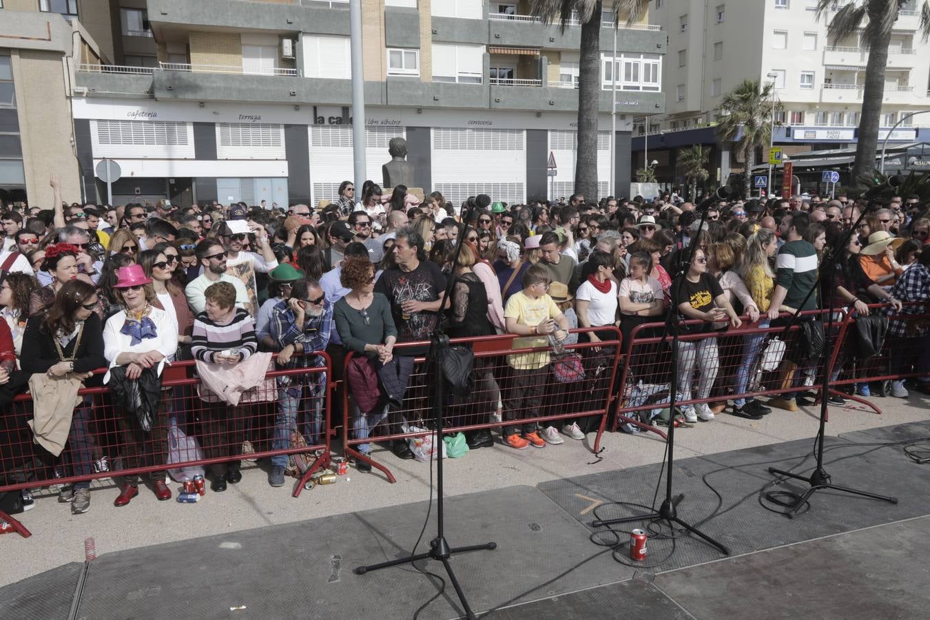 Batalla de coplas en el Paseo Marítimo