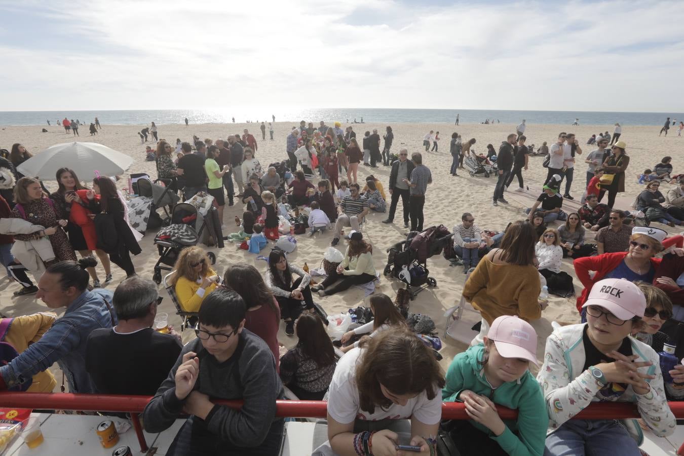 Batalla de coplas en el Paseo Marítimo