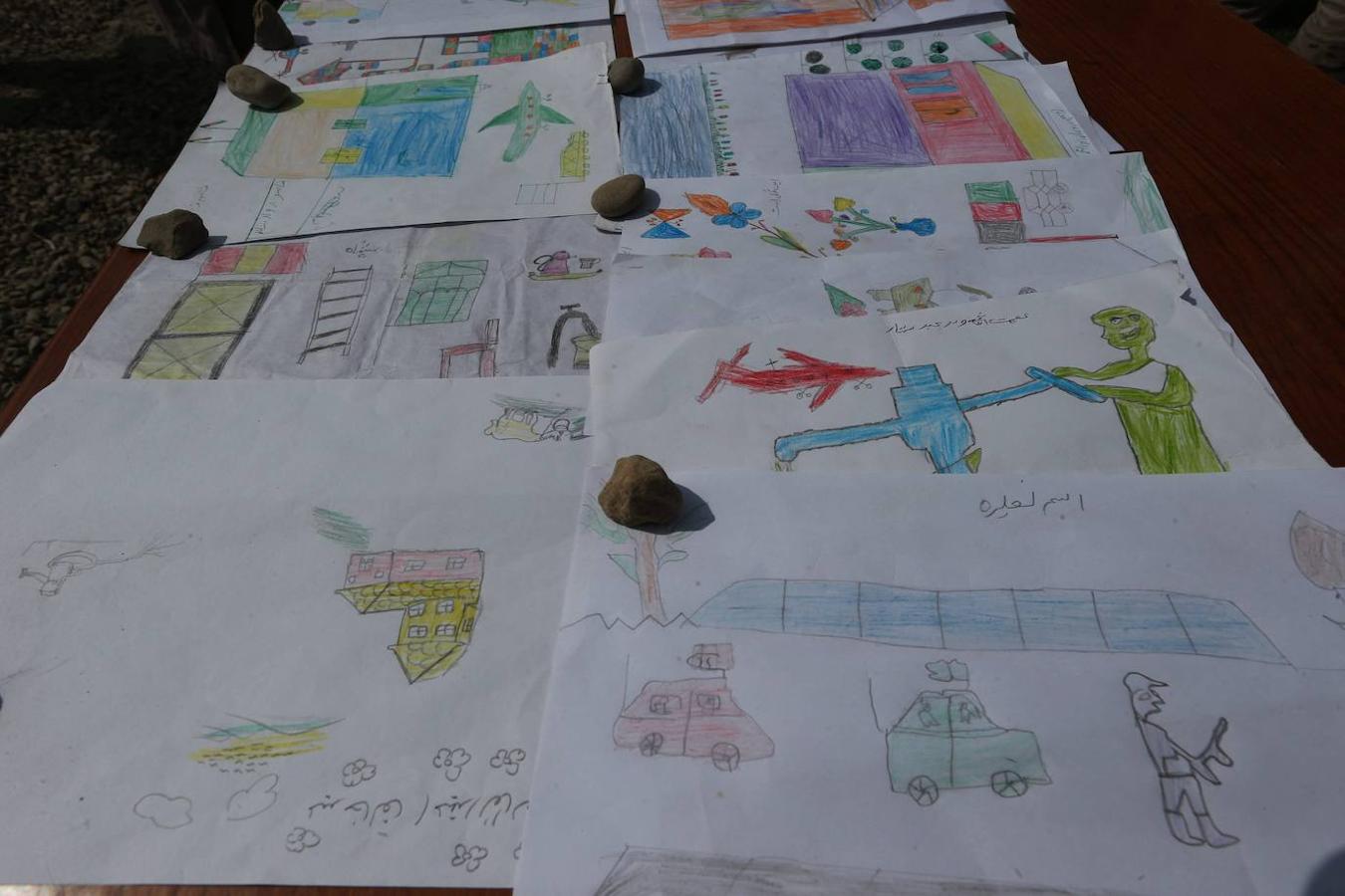 Dibujos de los escolares (aviones, bombas, armas...). 