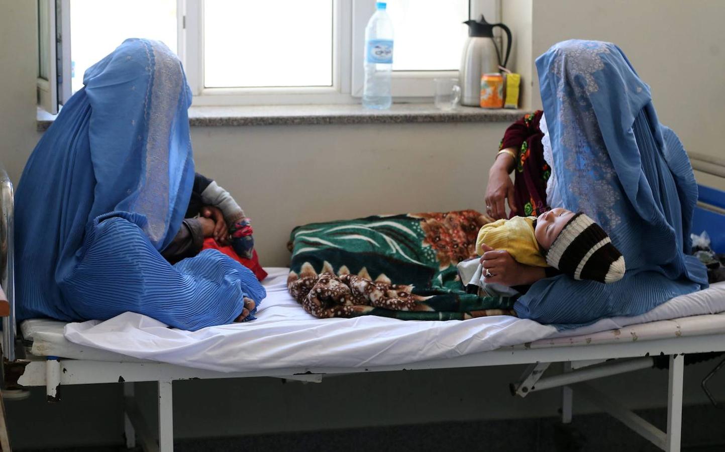 Madres con sus niños en el hospital. 