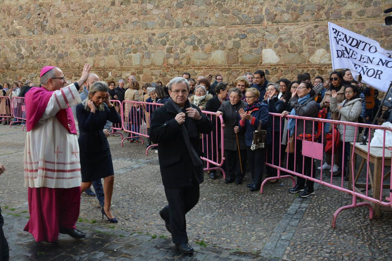 Las imágenes del recibimiento al nuevo arzobispo en la Puerta de Bisagra