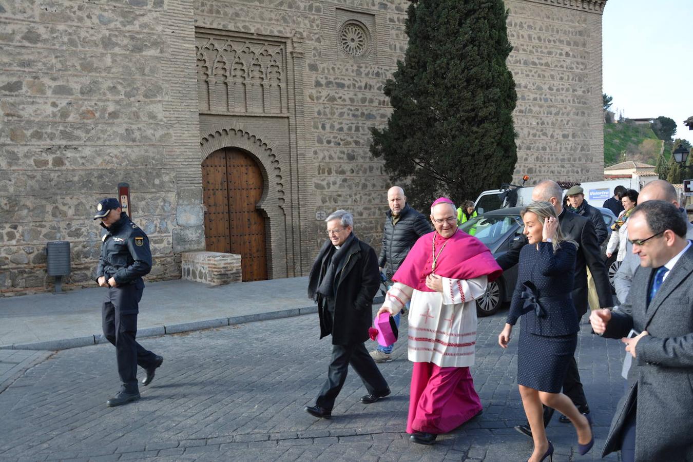 Las imágenes del recibimiento al nuevo arzobispo en la Puerta de Bisagra