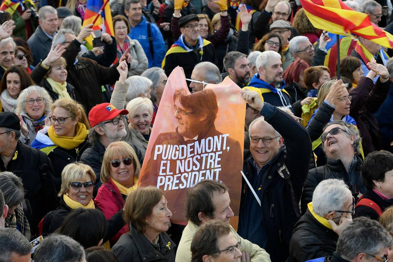 El independentismo recibe a Puigdemont en Francia con una manifestación multitudinaria