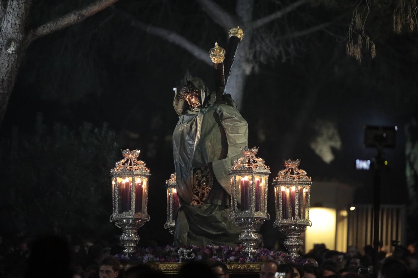 La lluvia impide el Vía Crucis de Itálica