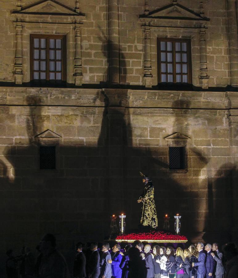 Las mejores imágenes del vía crucis del Señor de la Sentencia