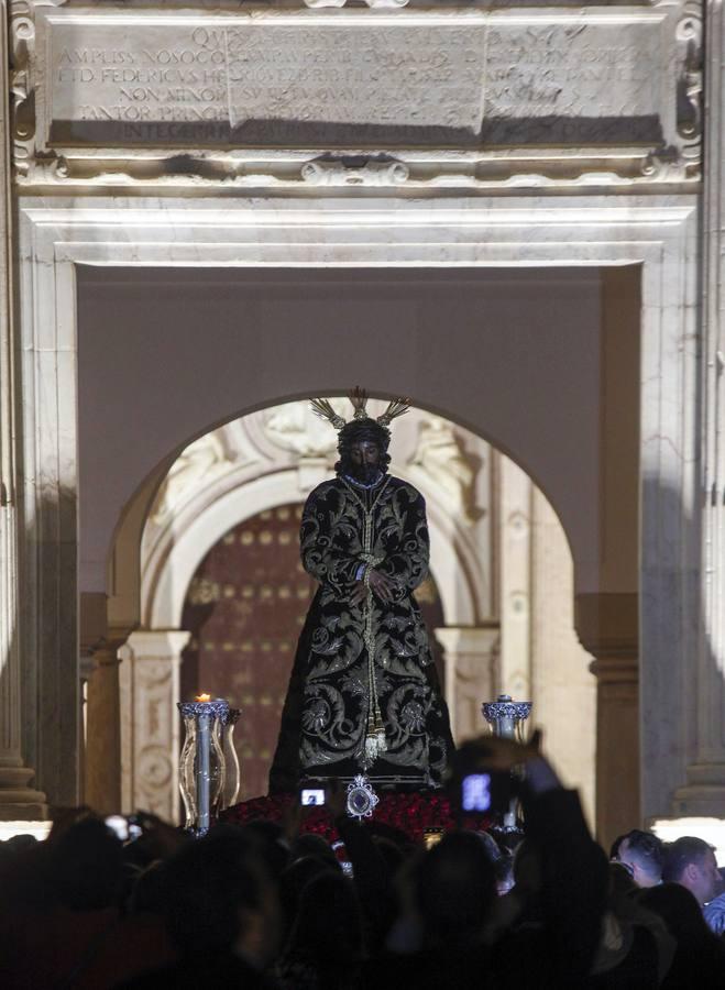 Las mejores imágenes del vía crucis del Señor de la Sentencia