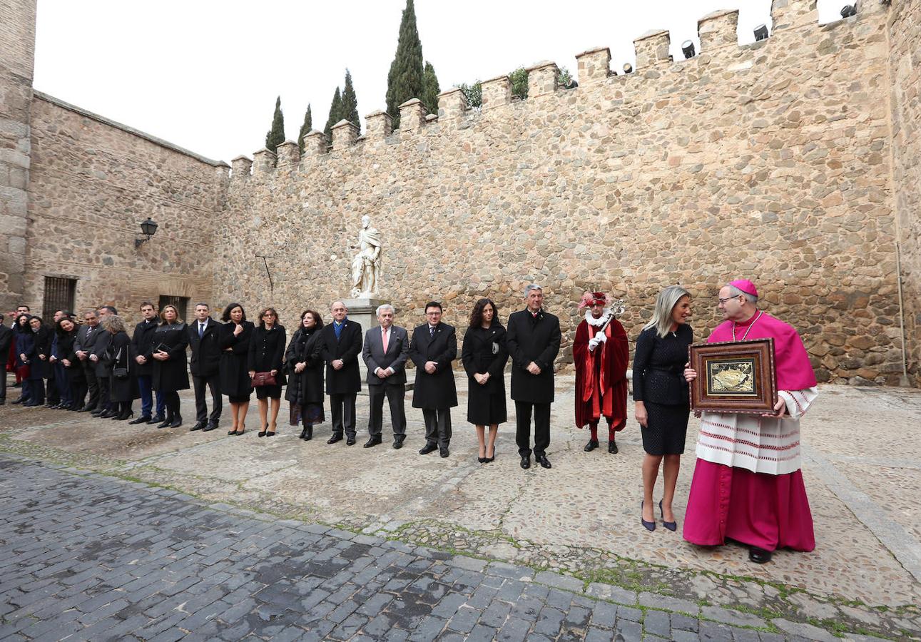 El arzobispo durante la recepción en Bisagra con la Corporación municipal. 