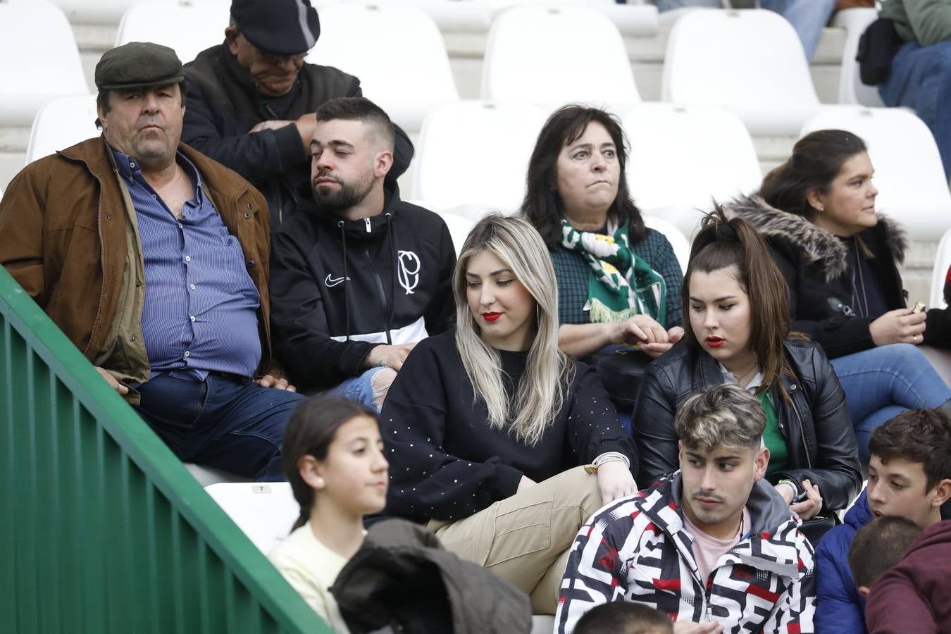 El ambiente en las gradas del estadio en el Córdoba CF-Algeciras, en imágenes