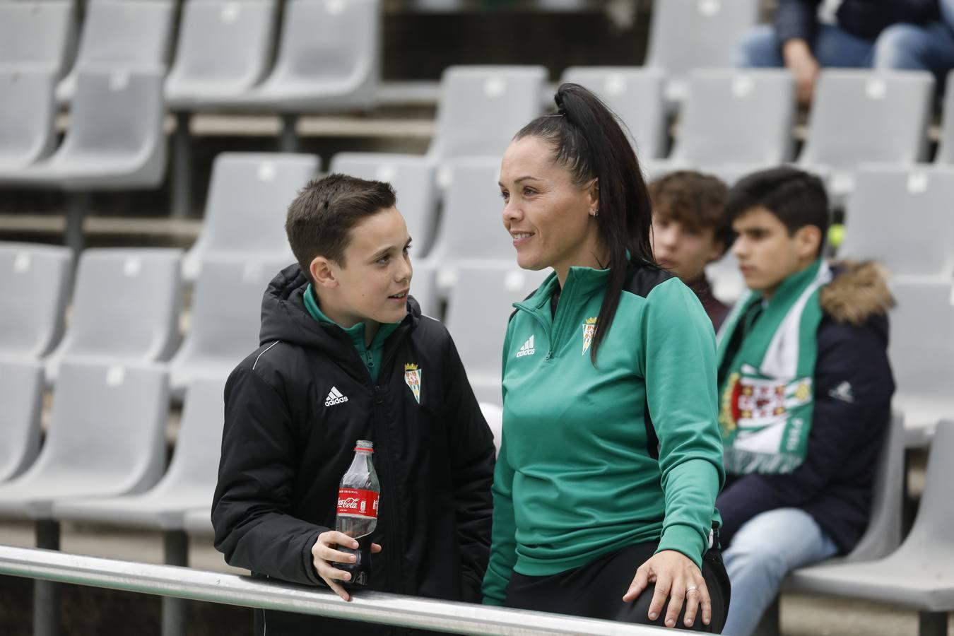 El ambiente en las gradas del estadio en el Córdoba CF-Algeciras, en imágenes