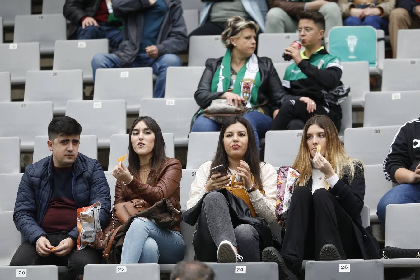 El ambiente en las gradas del estadio en el Córdoba CF-Algeciras, en imágenes