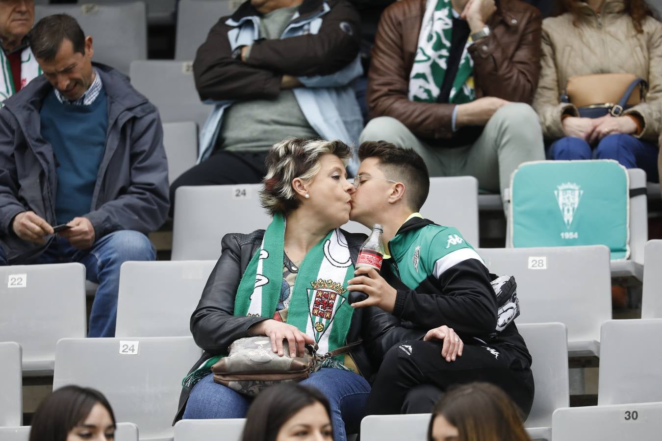 El ambiente en las gradas del estadio en el Córdoba CF-Algeciras, en imágenes