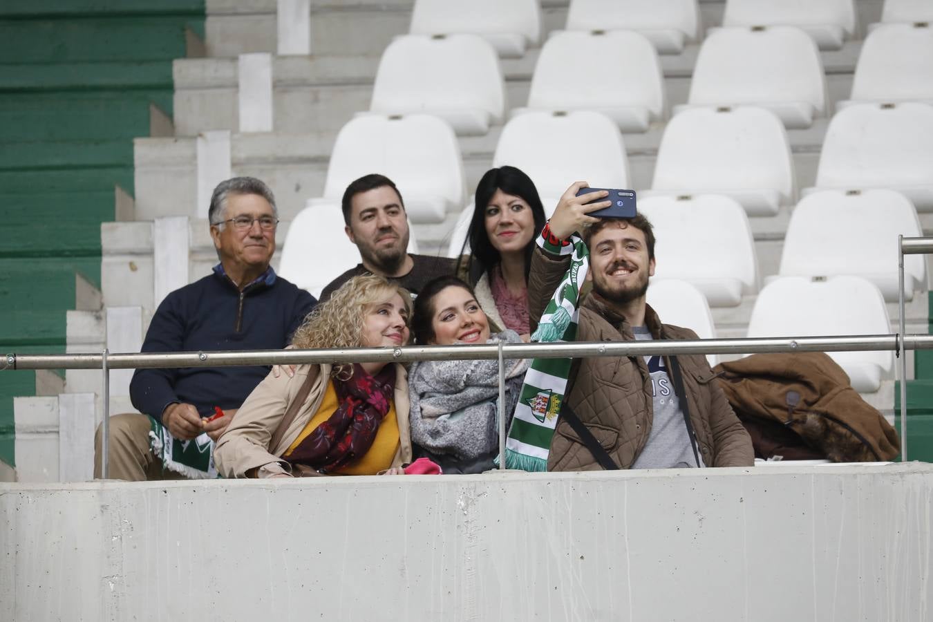 El ambiente en las gradas del estadio en el Córdoba CF-Algeciras, en imágenes