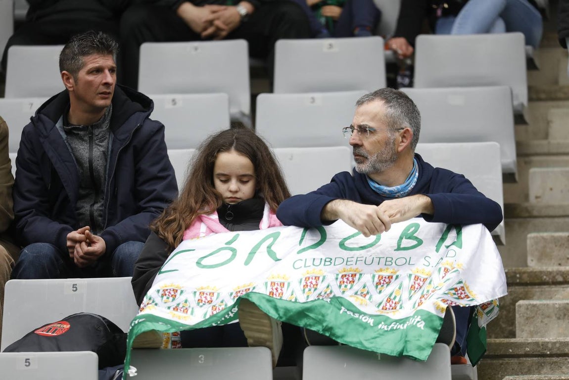 El ambiente en las gradas del estadio en el Córdoba CF-Algeciras, en imágenes