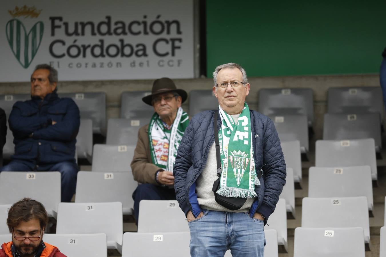 El ambiente en las gradas del estadio en el Córdoba CF-Algeciras, en imágenes