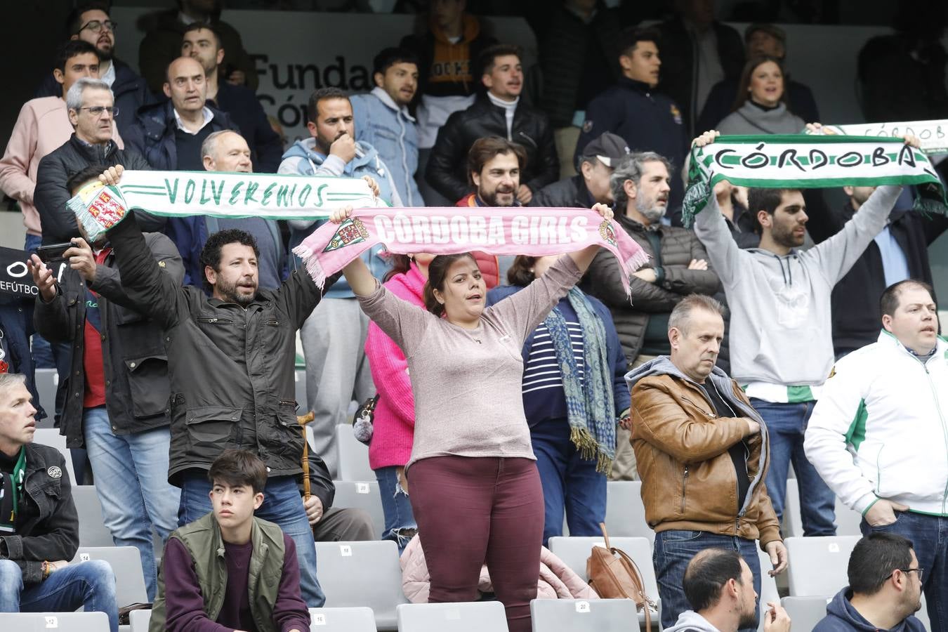 El ambiente en las gradas del estadio en el Córdoba CF-Algeciras, en imágenes