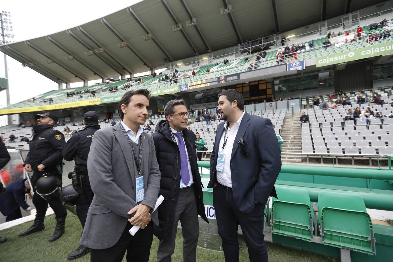 El ambiente en las gradas del estadio en el Córdoba CF-Algeciras, en imágenes