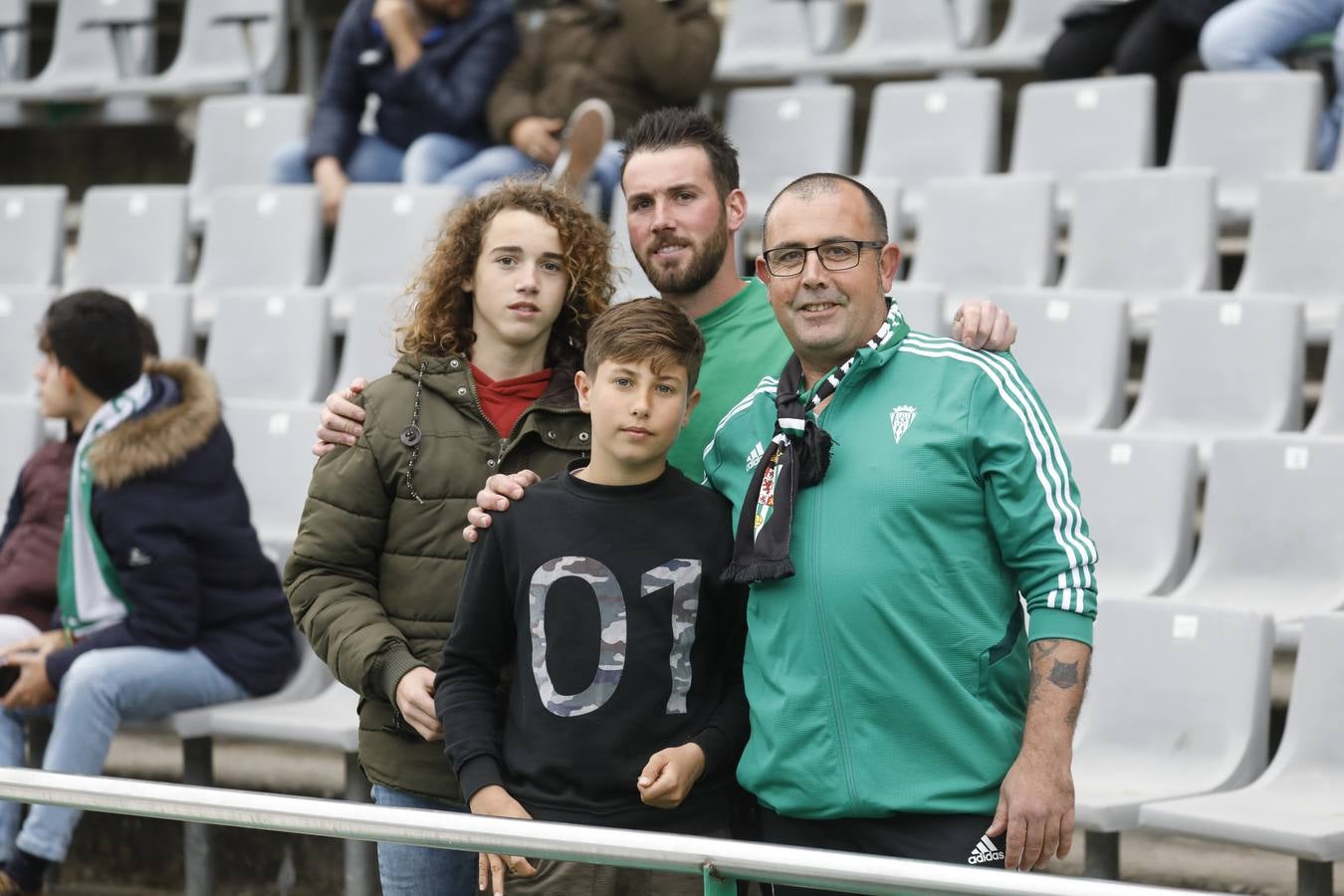 El ambiente en las gradas del estadio en el Córdoba CF-Algeciras, en imágenes