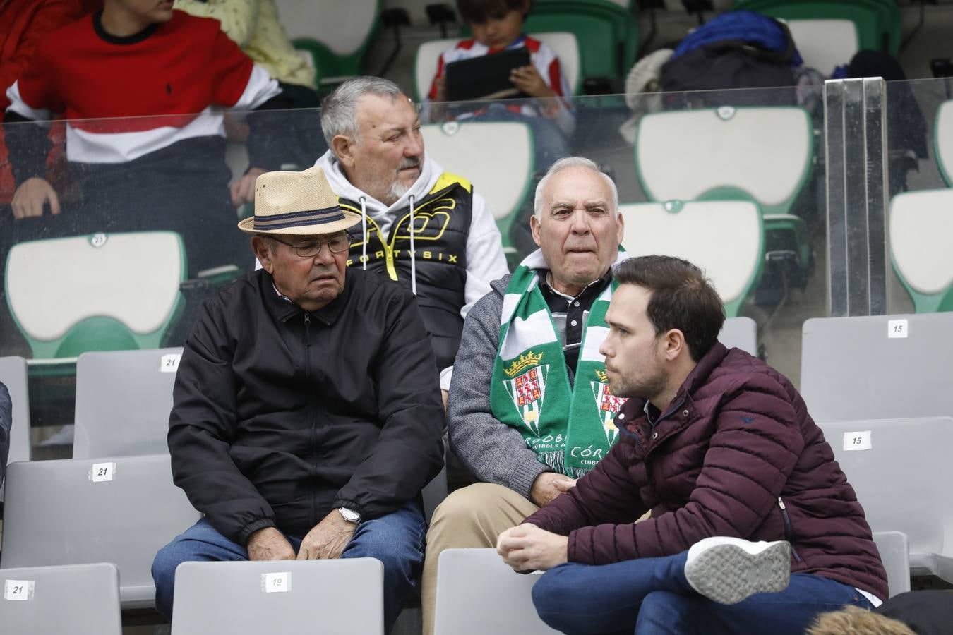 El ambiente en las gradas del estadio en el Córdoba CF-Algeciras, en imágenes