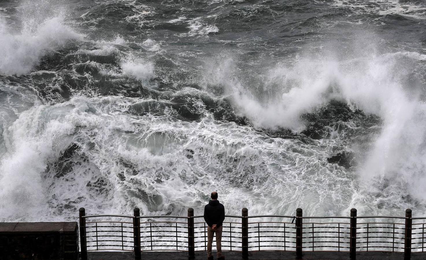 Las precipitaciones más intensas se registrarán en el norte peninsular, sobre todo en áreas del noroeste y zonas de montaña del interior peninsular, con tendencia a ir disminuyendo de oeste a este a lo largo del día.. 