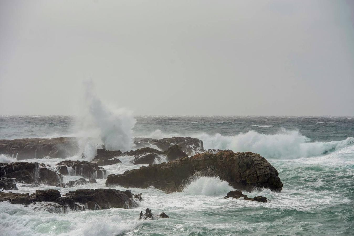 Vista del oleaje producido por los fuertes vientos de la borrasca Karine en el municipio de Sant Lluís, Menorca este lunes. Todo el país esta en alerta por viento salvo Canarias a causa de la borrasca Karine, con rachas de hasta 120 kilómetros por hora en el sistema central, y olas que afectarán a todo el litoral y llegarán hasta los 6 metros en el Cantábrico, además de lluvia y nieve en zonas del norte.. 